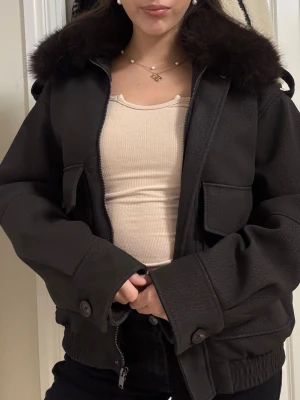 Brun jacka - Säljer nu vidare min choklad bruna jacka från Zara, med avtagbar pälskrage. Så fin och skön, passar perfekt till vintern/våren💕köpte för 860🫶