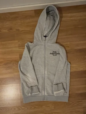 Peak performance tröja - Skön och fin tröja. Begagnad men fortfarande ganska bra kvalité.