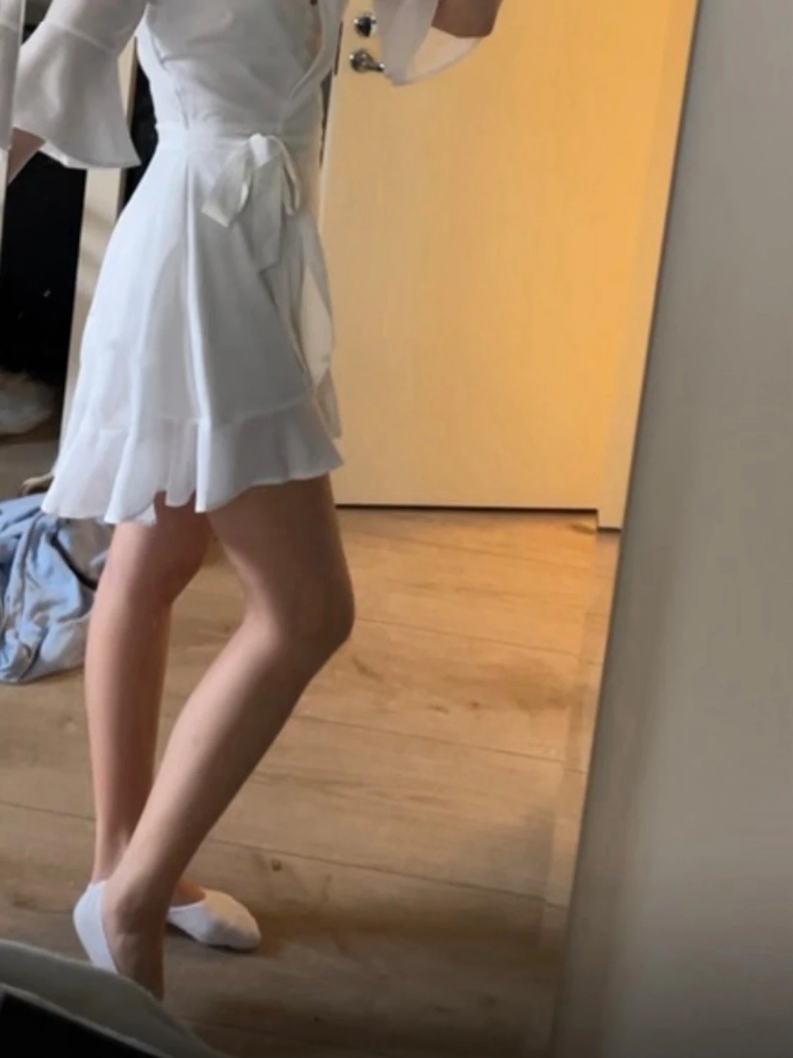 Vit studentklänning med volang - 3