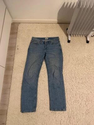 Mörkblåa jeans från lager 157, storlek M - Ett par klassiska mörkblåa jeans från lager 157 storlek M. De är lågmidjade med raka ben. Ordpris 599kr säljer för 199kr plus frakt