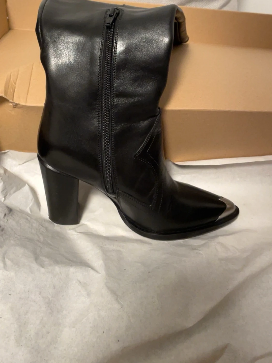 Svarta stövletter i skinn med klack - 1