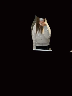 Russemerch  -  Säljer min äkta russemerch sipp hoodie som jag fick i julklapp. Det var inte min stil och nu vill jag bara bli av med den helt nytt skick. Använd max en gång 