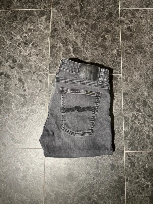 Nudie jeans  - Tja! Säljer ett par feta nudie jeans i färgen grå. Storleken är W31||L30. Bara att höra av sig vid eventuella frågor!