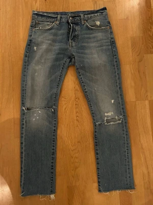 Ralph Lauren jeans - Ett par skit fett vintage Ralph Lauren jeans med fetta slitningar som är uppsydda så därför skriver jag måtten.  Midja: 41 cm Längd: 96 cm  Benöppning: 17 cm
