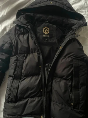 ***Jacka från Glorious Gangsta*** - Svart pufferjacka från Glorious Gangsta. Stl.S