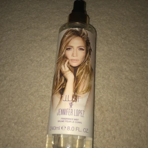 Just JLo Fragrance Mist 240ml - Fräsch body mist från Jennifer Lopez. Volym: 240ml. Ingredienser: Alcohol Denat., Aqua/Water/Eau, Fragrance (Parfum), Benzyl Salicylate, Citric Acid, Linalool, Citronellol, m.fl. Perfekt för dig som vill ha en lätt och uppfriskande doft.