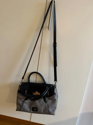 Axelremsväska  - Axelremsväska med band. Rymlig, använts några gånger men ändå i gott skick. 