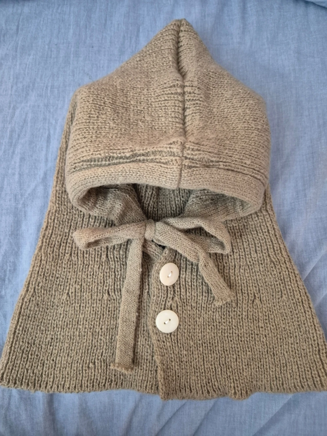 Beige stickad huvdhalsduk med knappar