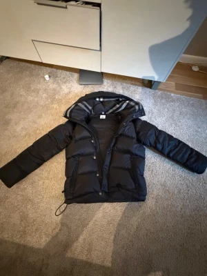 Burberry jacka - Nu är det dags att sälja vinterjackan då jag vuxit ur den. Jackan är 2 månader gammal och inga tecken alls på användning. För mer bilder skriv Dm. 