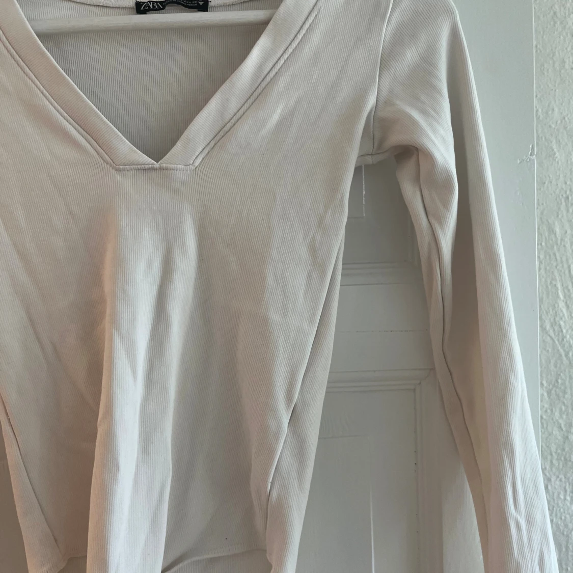 Vit långärmad body med V-ringning - 2