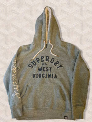 Vintage Superdry hoodie - Tjenare, säljer den feta SuperDry-tröjan som är en sällsynt vintage hoodie, grå grön. Tröjan är i storlek S och passar S/XS. Skickar så snabbt jag kan 📬Följ mig gärna här på plick! Hör av er om ni har frågor. Mvh, Theo 