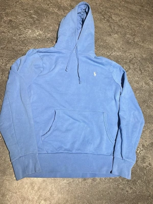 Ralph lauren hoodie - Säljer nu den här feta hoodien som är ifrån Ralph lauren, den är i storlek M, nästan i nyskick. Sista bilden så kan du skanna qr koden och se att den är äkta!