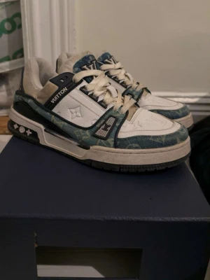 Louis Vuitton LV Trainers blå/vit - Säljer ett par Louis Vuitton LV Trainers sneakers i blått och har alla tillbehör och så vidare 