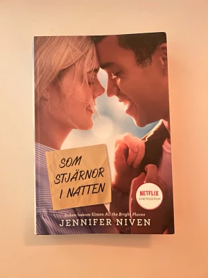 Bok Som stjärnor i natten - Som stjärnor i natten av Jennifer Niven🌟 se min profil där jag säljer mer böcker!