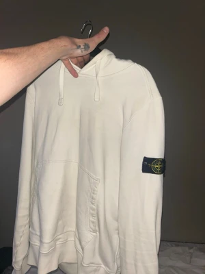 Vit hoodie från Stone Island - Säljer en clean vit hoodie från Stone Island med klassisk patch på vänster ärm