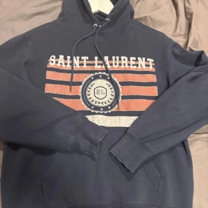 Saint Laurent hoodie - En Saint Laurent hoodie i storlek xs/s. Säljer för att den inte används.