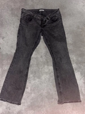Svarta bootcut jeans - Säljer ett par svarta low waist bootcut jeans från Gina Tricot i strl 44, kan även passa 42/40! Jeansen är använda men i fint skick!!🖤