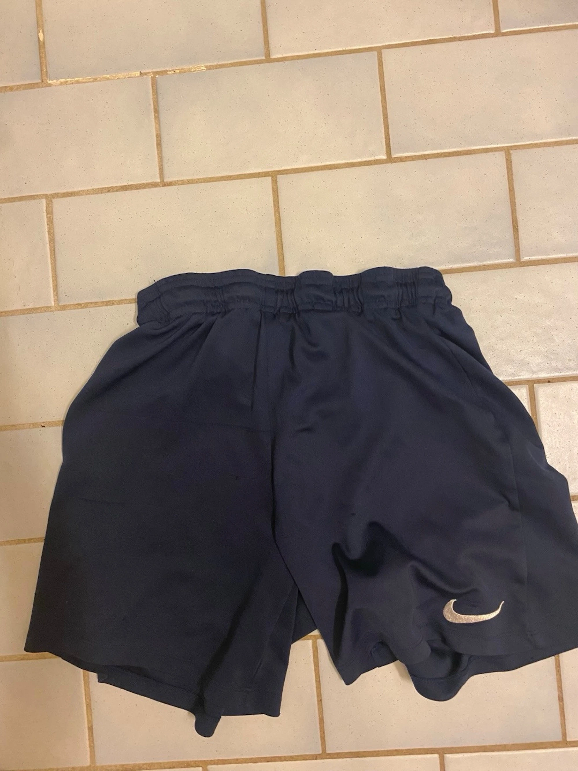 Marinblå Nike shorts med logga