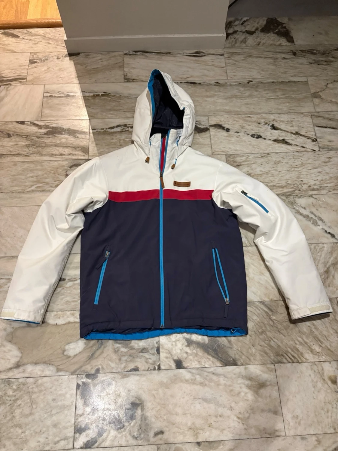 Vit och mörkblå slalomjacka med huva från Peak performance 