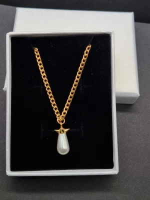 Stilfullt halsband inspirerat av Maria Nilsdotter  - Stilren halsprydnad inspirerad av Maria Nilsdotter. ☝️Vid köp ingåren en extra berlock som kan bytas ut, då själva hänget är ömtåligt och känsligt för stötar.