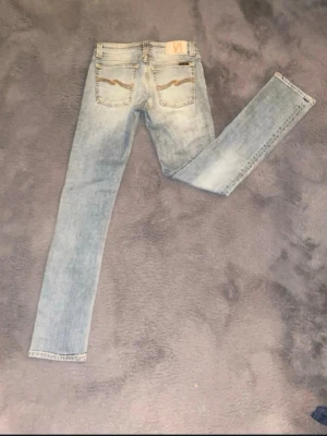 ljusblåa nudie jeans - tjo bror, säljer dessa as snygga jeansen då jag köpte två pat jeans i fel storlek och har ingen användning till dem.  helt oanvända och priset kan diskuteras 