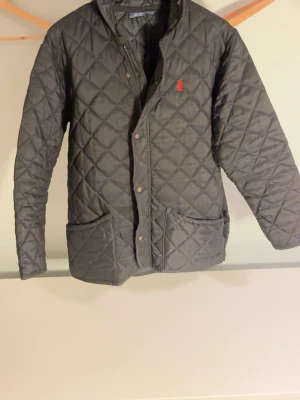 Ralph lauren jacka - Snygg Ralph lauren jacka i bra skick. Storlek M. Hör av dig vi funderingar.