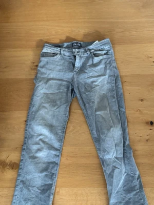 Ljusgrå flare jeans från LTB - Snygga ljusgrå jeans från LTB med klassisk femficksdesign och utsvänga ben. Jeansen har normal passform och är tillverkade i mjukt denimtyg som känns skönt mot huden. Perfekta för en avslappnad och stilren look.