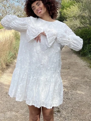 Klänning - säljer denna klänning då den aldrig kom till användning, helt oanvänd och lappen är kvar 💝