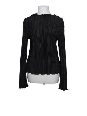 Svart ribbad långärmad topp - Stilren supersnygg svart långärmad topp med ribbad struktur. Toppen har en smickrande passform och är perfekt för att lyfta vilken outfit som helst. Tillverkad i ett mjukt och stretchigt material.🥰