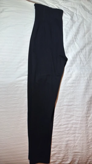 Svarta leggings från Zara - Snygga svarta leggings från Zara i stretchigt material som sitter tight och bekvämt. Perfekta till både oversized tröjor och crop tops. Klassisk modell utan detaljer för en clean look.