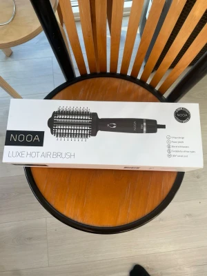 Luxe Hot Airbrush - Brand new, never used. For drying and curling. New Price 700