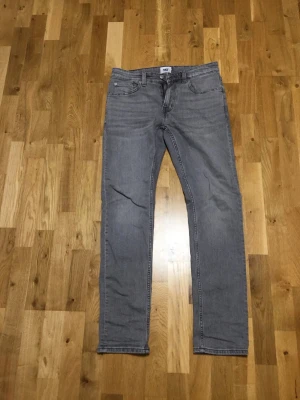 Gråa Lager 157 Jeans! - Säljer ett par fina gråa jeans, säljs då dem inte passar mig.