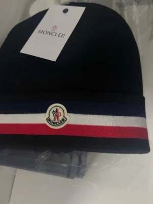Moncler mössa - Helt ny oanvänd 