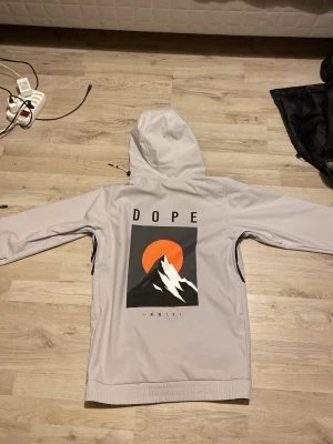 Dope jacka - Säljer nu min dope jacka då den är för liten, storlek S och endast använd en vinter, håller mot vind och kyla sjukt bra och väldigt snygg. Köpt på zalando förra vintern 