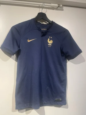 Frankrike t-shirt - Tja, säljer nu denna snygga frankrike fotbollströjan. Den är i storlek 147-158cm vilket motsvarar XXS/XS