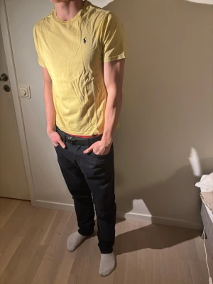 Gul Ralph lauren T-shirt + Vit långärmad Lyle&Scott - KÖP 1 OCH FÅ EN GRATIS!🆓 Två fina och stilrena plagg som passar bra i vardagen, funkar till alla tillfällen och passar bra till alla jeans. Pris kan diskuteras vid snabb affär!✅
