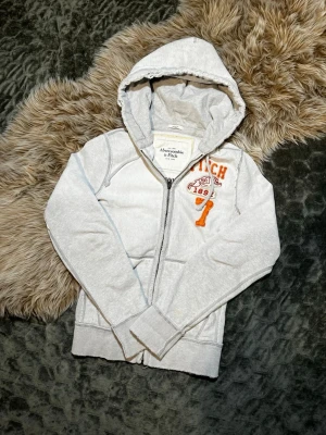 Abercrombie & Fitch hoodie - Tja, säljer denna sjukt feta och eftertraktade hoodien från märket abercrombie and fitch, tröjan har sjukt feta slitningar (slitningarna är orginal) tröjan är i storlek M och är i väldigt bra skick tveka inte på att höra av er vid minsta fundering// Eskil
