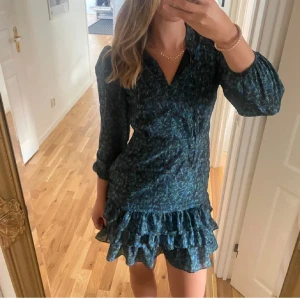 Klänning - Klänning från Trendyol, använd 2 gånger så fint skick! 