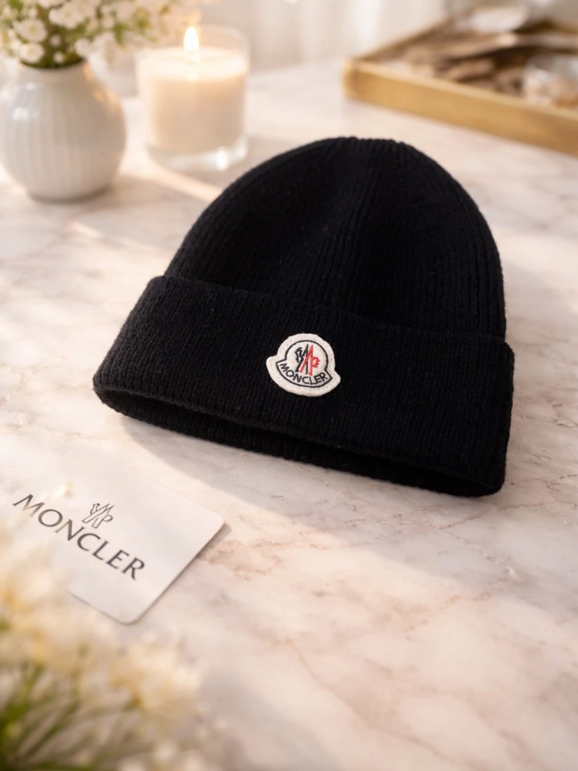 Svart Moncler mössa med logotyp