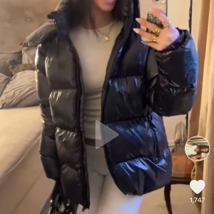 Svart pufferjacka (RESELL) - ”Snygg svart pufferjacka med glansigt material och dragkedja. Perfekt för kyliga dagar när du vill hålla stilen. Jackan har en normal passform och långa ärmar.” (RESELL) säljer om för den inte passade i storleken men den är supersöt och JÄTTEvarm!! 