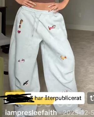 Mjukisbyxor - Säljer ett par  as snygga och coola mjukisbyxor med från Aelfric Eden. Det är super sköna  och passar till vilken tröja som helst. De är helt nya med lappen kvar. Priser kan diskuteras och hör av er vid frågor💕 