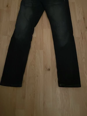 Jack and Jones jeans - Säljer ett par feta mörkblåa Jack and Jones jeans i storlek 31W och 34L. De är slim/straight och har ett skönt material. 
