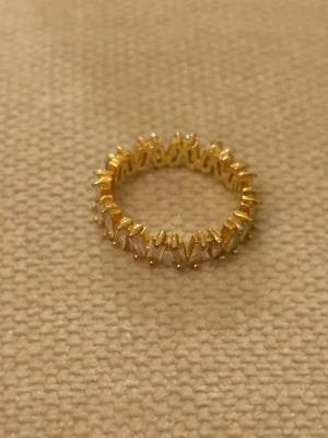 18K guldpläterad ring. 2cm i diameter  - 18K guldpläterad ring. 