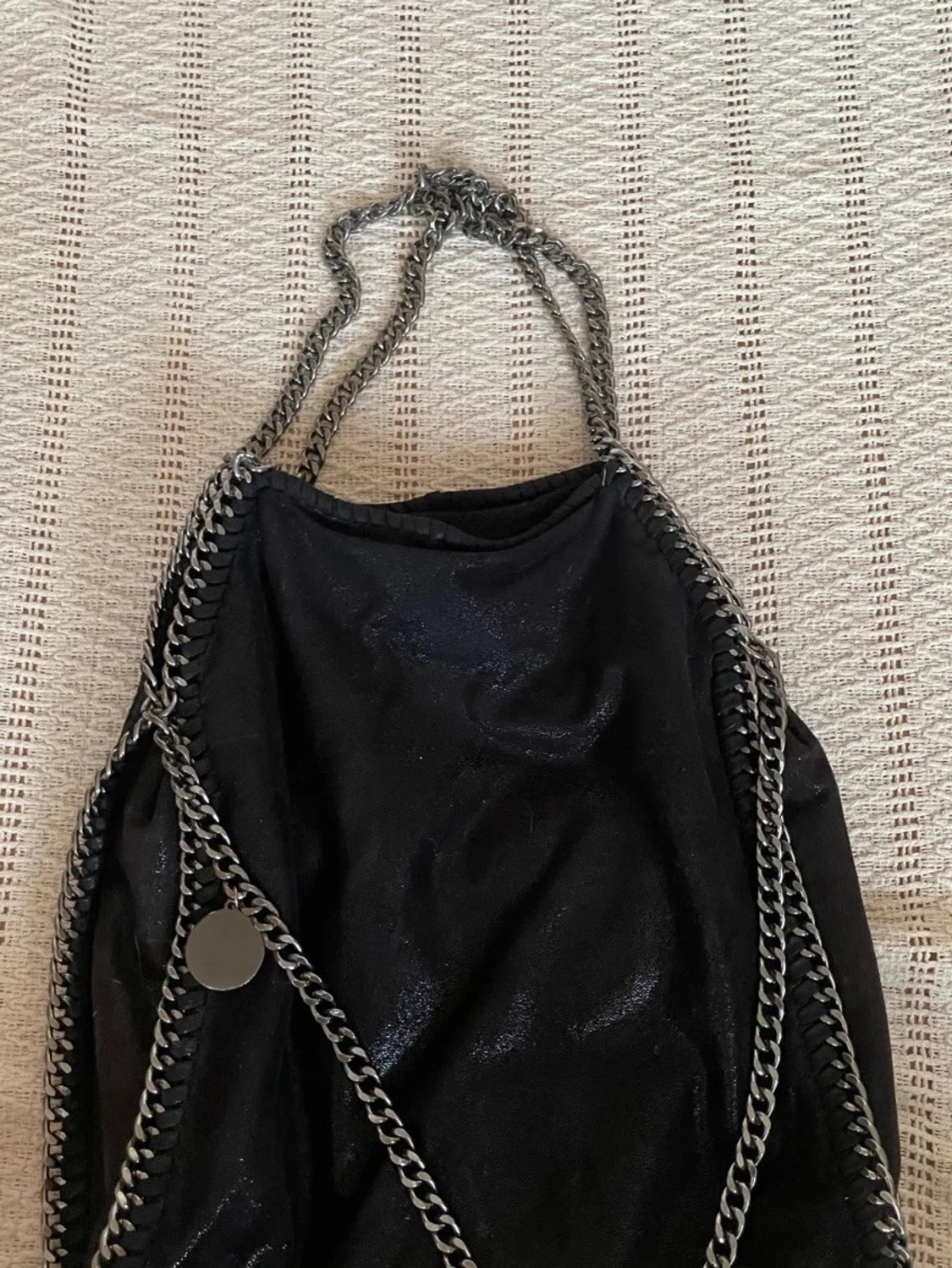 Svart handväska med kedjedetaljer