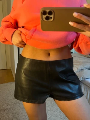 Lågmidjade skinn shorts - Super snygga lågmidjade skinn shorts som är lite för stora för mig! Brukar vanligtvis ha S/M i byxor 
