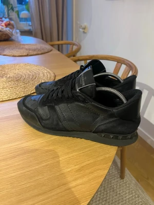 Valentino rockrunners  - Äkta. Jag har satt i hälskydd eftersom hälen var skadad. Finns små skador runt om skorna. Mockan har blivit dålig men går att fixa.