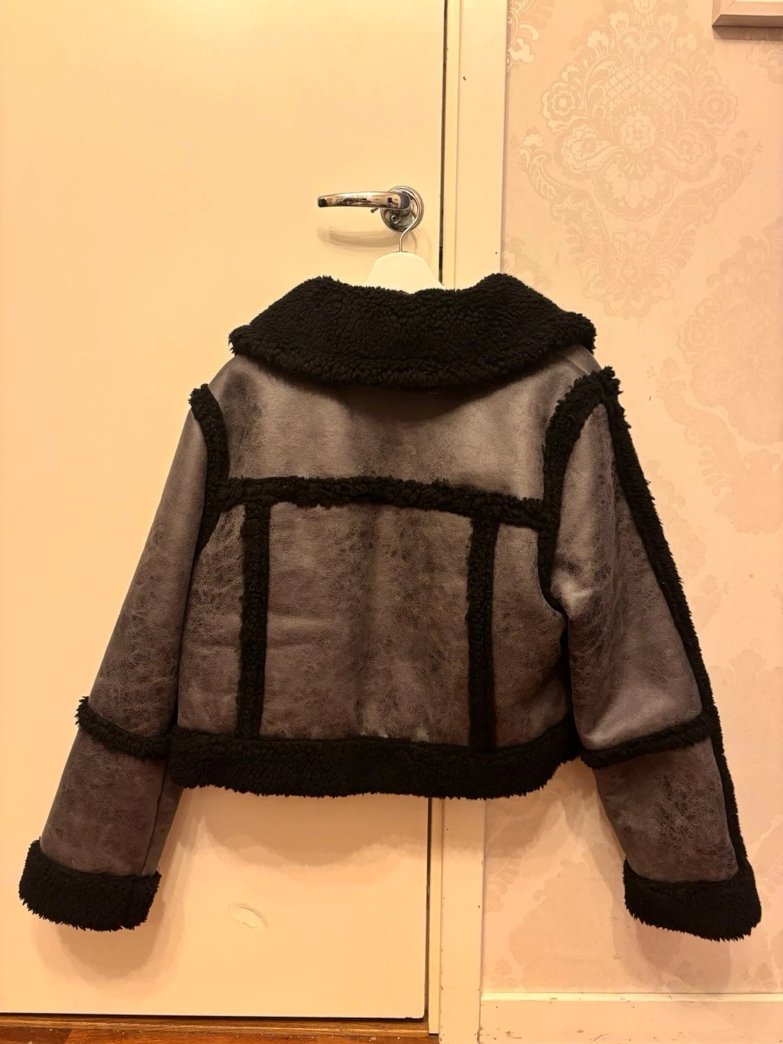 Svart pälsjacka med dragkedja - 3
