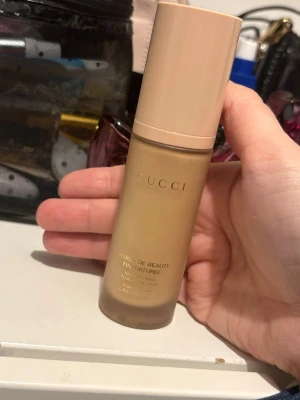Gucci foundation Fluide De Beauté 170W - Foundation från Gucci i nyansen 170W Fair. Kommer i en elegant glasflaska med beige lock och guldtext. Ger en naturlig finish och har en flytande formula. Innehåller 30 ml och passar dig som vill ha en lätt och fräsch bas.