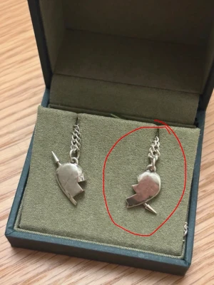 Maria Nilsdotter halsband! - Säljer ett jätte snyggt Maria Nilsdotter halsband i längd 50. Den är knappt använd säljer den då jag inte är silver längre och den inte kommer till någon användning! Lådan är inte inkluderad