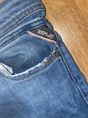 Replay blå jeans, storlek 28 - Säljer ett par klassiska blå jeans från Replay i storlek 28. Jeansen har raka ben, fem fickor och snygga kontrastsömmar. Materialet är slitstarkt jeans och passformen är normal. Perfekta till sneakers eller boots.